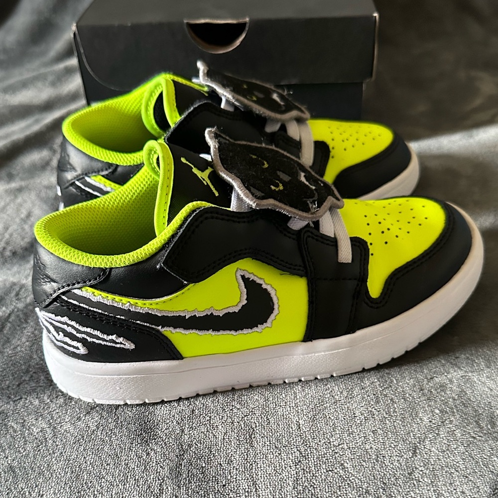 Kids Jordan1 Low Alt sneakers